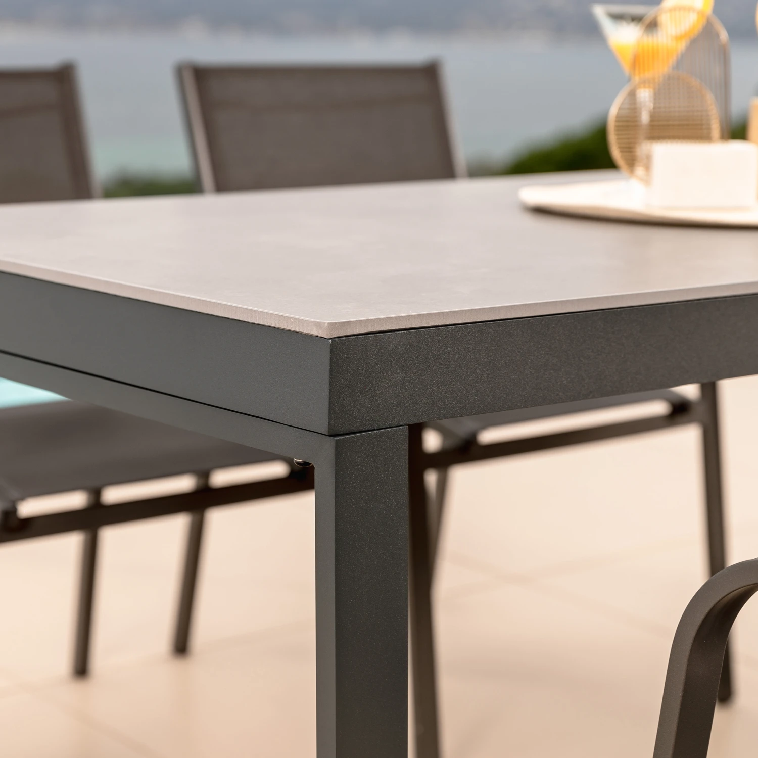 Table de jardin 6 places Aluminium/Céramique Kore (D120 cm) - Gris anthracite Table De Jardin 6 Places Aluminium/Céramique Kore (D120 Cm) - Gris Anthracite -Mobilier De Jardin kore anthracite 2400